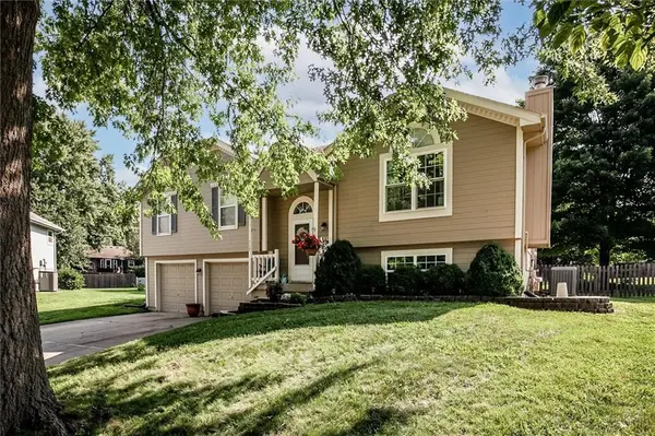 717 SE Pierre CT, Lee's Summit, MO 64063