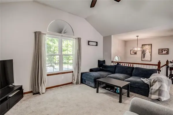 717 SE Pierre CT, Lee's Summit, MO 64063