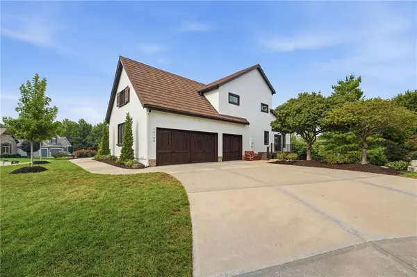 16199 Overbrook LN, Stilwell, KS 66085