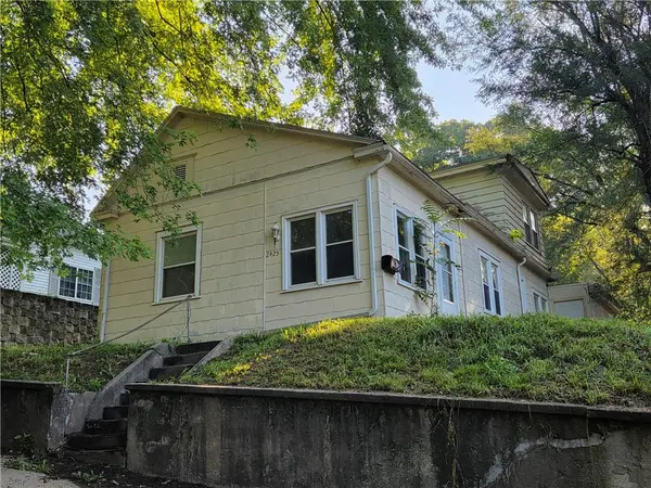 2425 S 15th ST, St Joseph, MO 64503