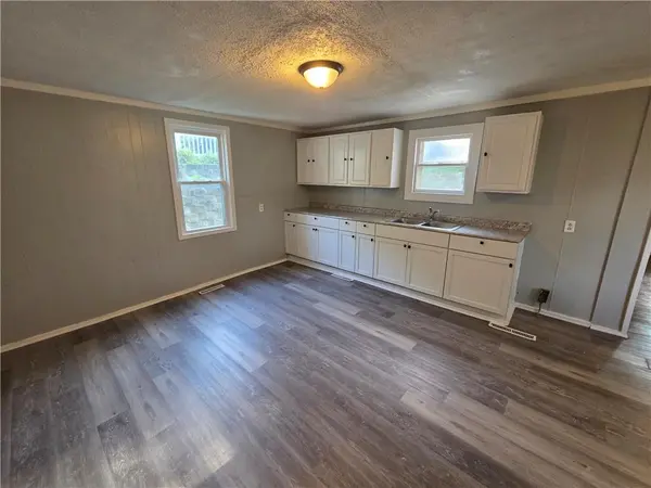 2425 S 15th ST, St Joseph, MO 64503