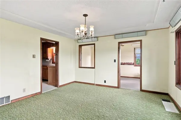 23061 Hatchell RD, Tonganoxie, KS 66086
