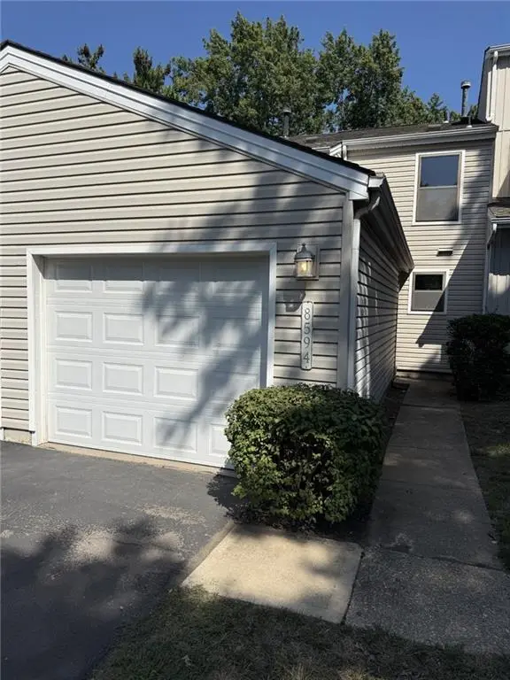 8594 W 108th PL, Overland Park, KS 66210