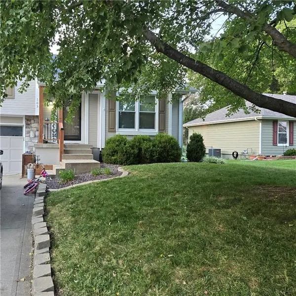 105 SE HARVARD DR, Blue Springs, MO 64014