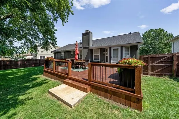 654 SE Canterbury LN, Lee's Summit, MO 64063