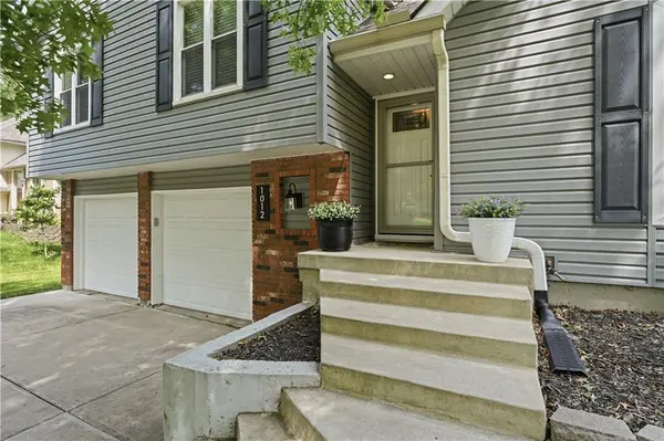 1012 S Winterbrooke DR, Olathe, KS 66062