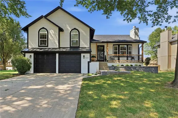 1308 NE Foxwood DR, Lee's Summit, MO 64086