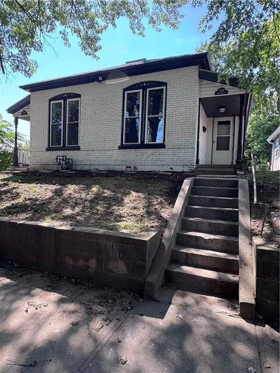 2108 S 14th ST, St Joseph, MO 64503