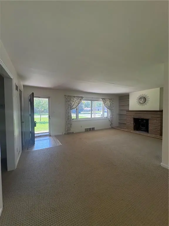 2109 SW Walnut ST, Blue Springs, MO 64015