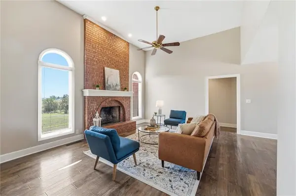 27290 Stephanie LN, Weston, MO 64098