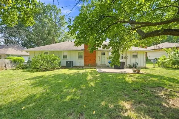 1009 SW SUNRISE DR, Blue Springs, MO 64015