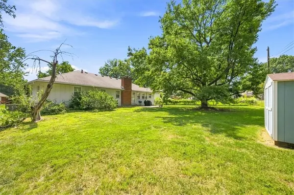 1009 SW SUNRISE DR, Blue Springs, MO 64015