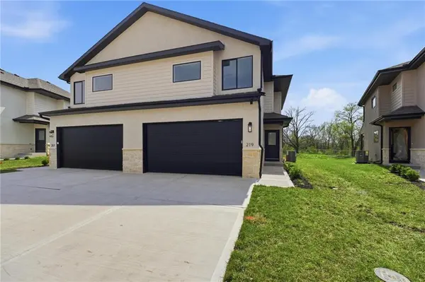 204 NW Orchard CT, Lee's Summit, MO 64063