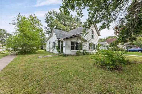 935 N Sycamore ST, Ottawa, KS 66067