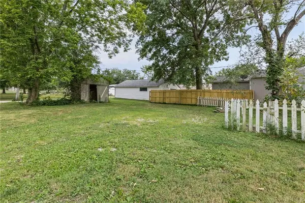 935 N Sycamore ST, Ottawa, KS 66067