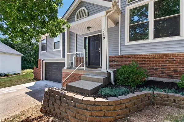 519 NW 42nd ST, Blue Springs, MO 64015