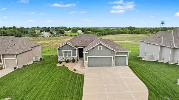 17605 Grey Hawke RDG, Smithville, MO 64089
