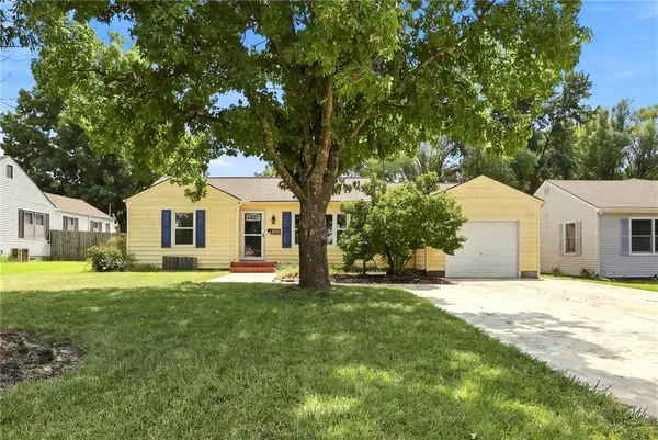 112 W 2nd ST, Tonganoxie, KS 66086