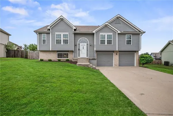 905 NW 112th TER, Kansas City, MO 64155