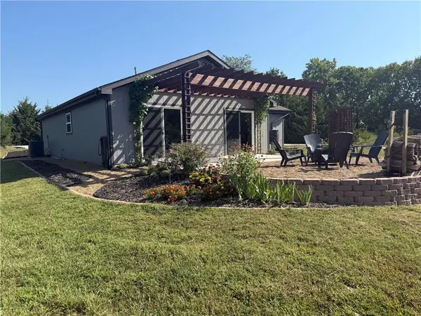 2 Illinois DR, Linn Valley, KS 66040