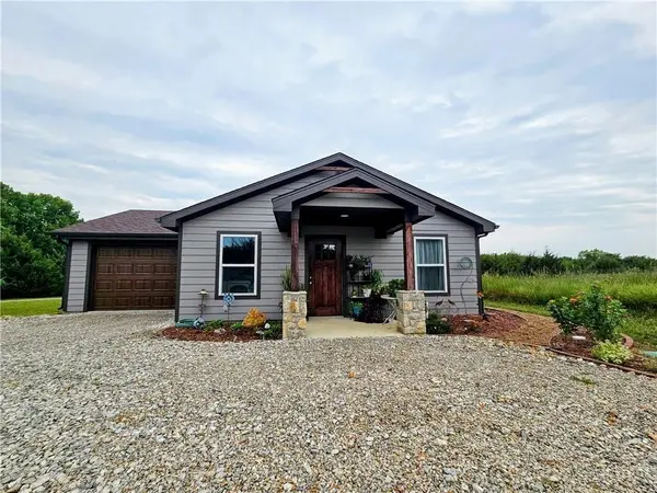 2 Illinois DR, Linn Valley, KS 66040