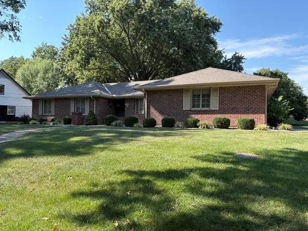 306 NW Lincolnwood DR, Lee's Summit, MO 64063