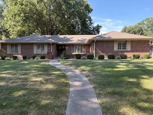 306 NW Lincolnwood DR, Lee's Summit, MO 64063