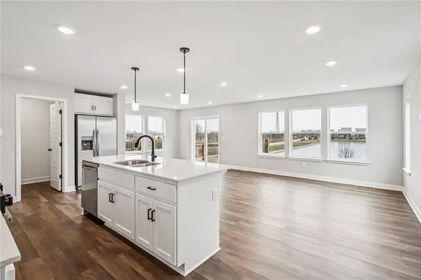 8712 SW Brickell DR, Blue Springs, MO 64064