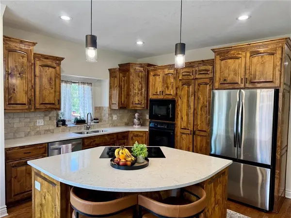 112 S Westglen DR, Raymore, MO 64083