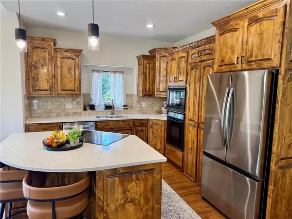 112 S Westglen DR, Raymore, MO 64083