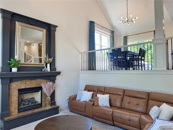 112 S Westglen DR, Raymore, MO 64083