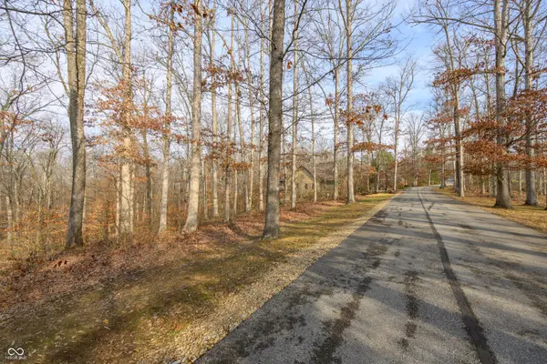 149 Hilltop LN, Nashville, IN 47448