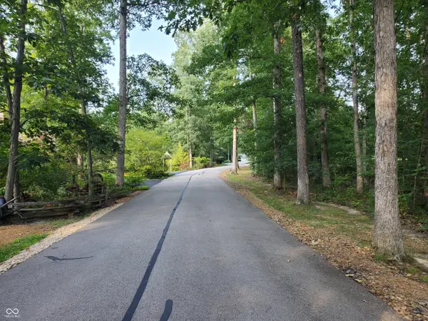 149 Hilltop LN, Nashville, IN 47448