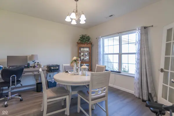 841 Cherry Tree LN, Greenwood, IN 46143