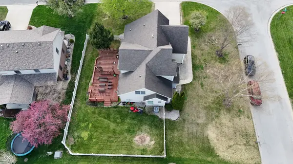 8605 Shamrock LN, Yorktown, IN 47396