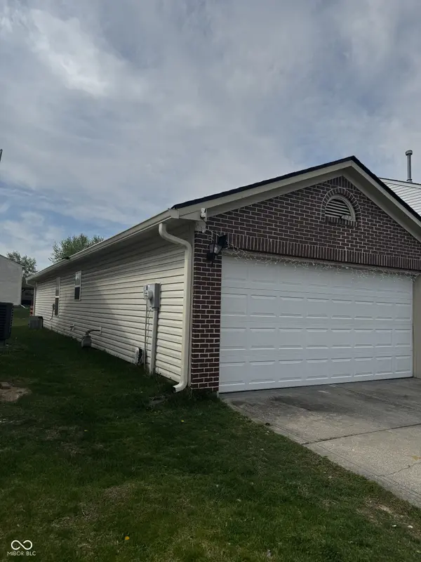 529 Meadows Edge LN, Indianapolis, IN 46217