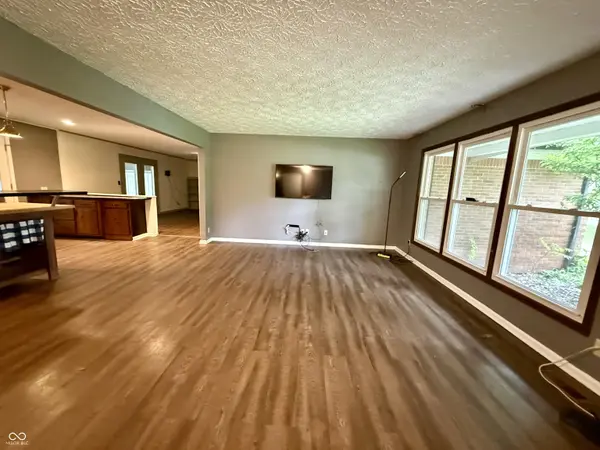 2 Holmes CT, Greenfield, IN 46140