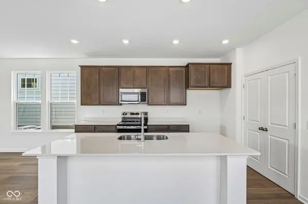 7433 Peristyle LN, Mccordsville, IN 46055
