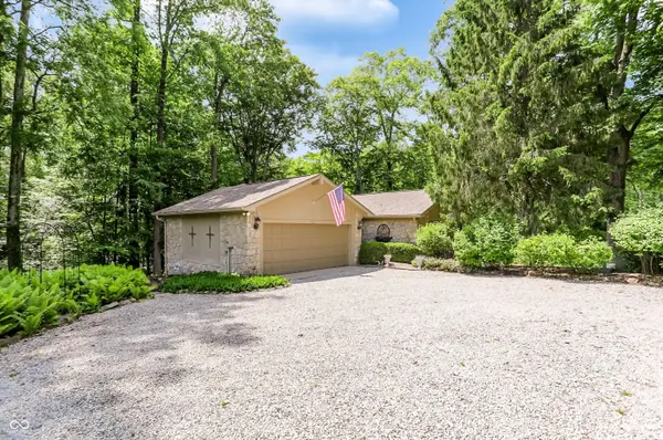 7592 S Poplar Point DR, Trafalgar, IN 46181