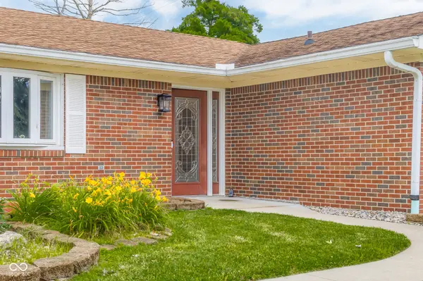 4730 Woodcrest DR, Columbus, IN 47203