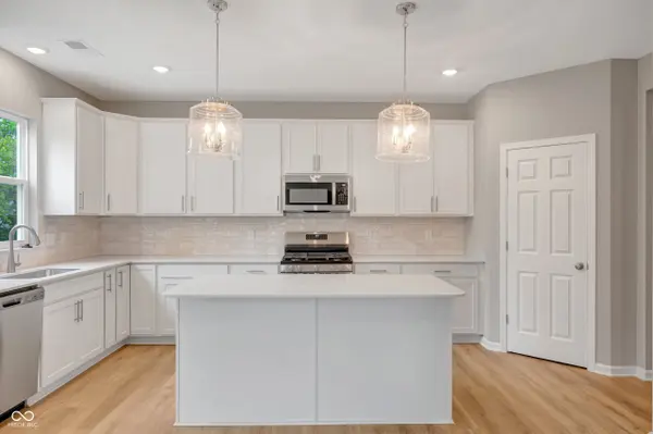 4226 Hayden Valley DR, Bargersville, IN 46106