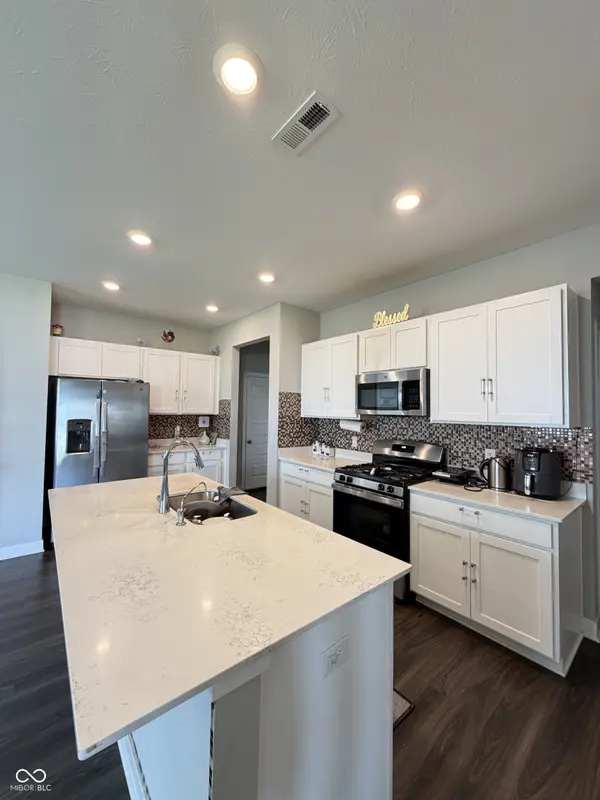 406 Switchgrass LN, Whiteland, IN 46184