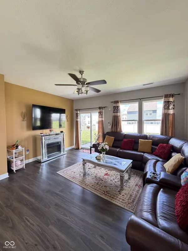 406 Switchgrass LN, Whiteland, IN 46184