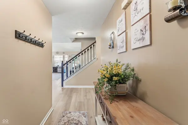 6075 Prairie Stream WAY, Columbus, IN 47203