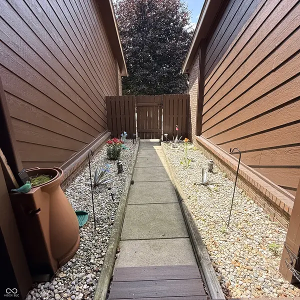 209 Brighton CT, Greenwood, IN 46143