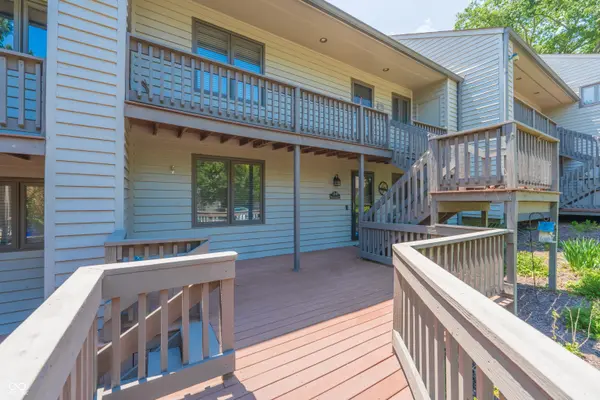 2048 E Waters Edge DR, Bloomington, IN 47401