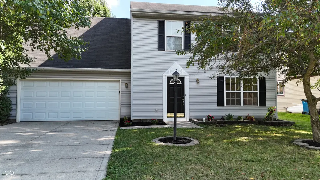8913 Glass Chimney LN, Fishers, IN 46037