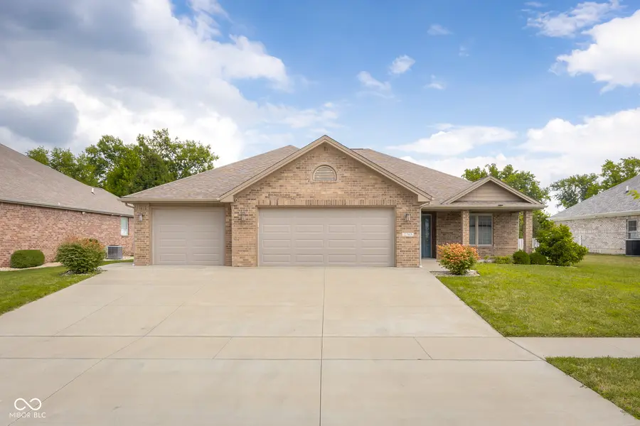 2703 Poplar Woods LN, Columbus, IN 47203