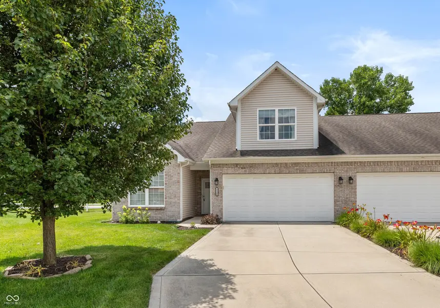 1116 Kristi CT, Greenwood, IN 46142
