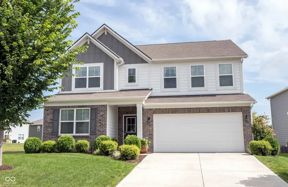 4860 W Safford DR, New Palestine, IN 46163